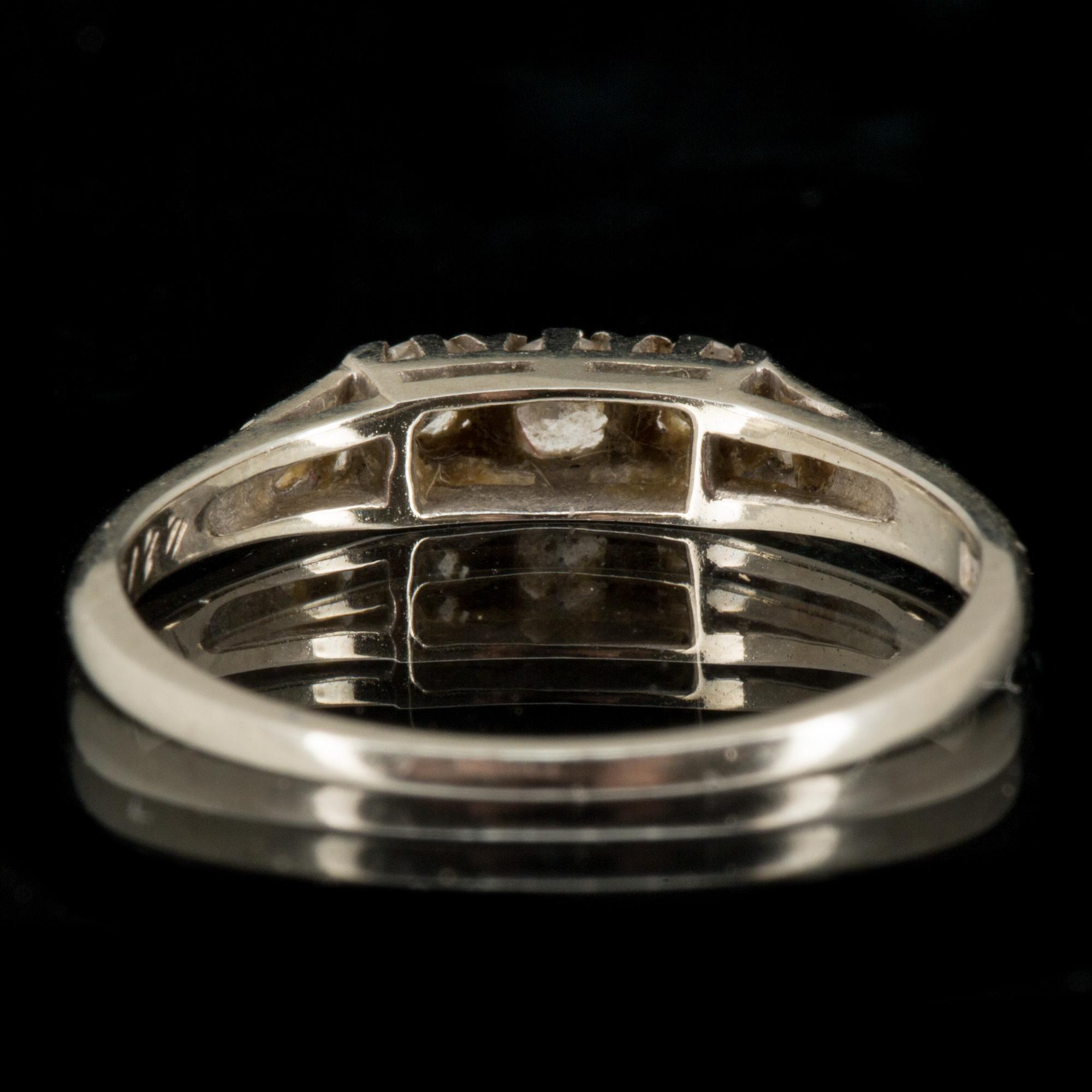 RING, 18 k vitguld med diamanter. Gustaf Dahlgren & Co, Malmö 1947. Vikt ca 1,3 gram.