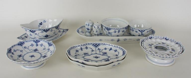 MATSERVIS, 73 delar, porslin, Royal Copenhagen, Musselmalet.