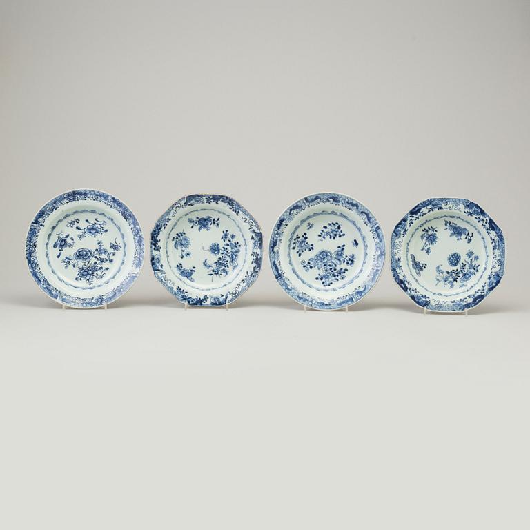 DJUPA TALLRIKAR, fyra stycken, kompaniporslin. Qingdynastin, Qianlong (1736-95).