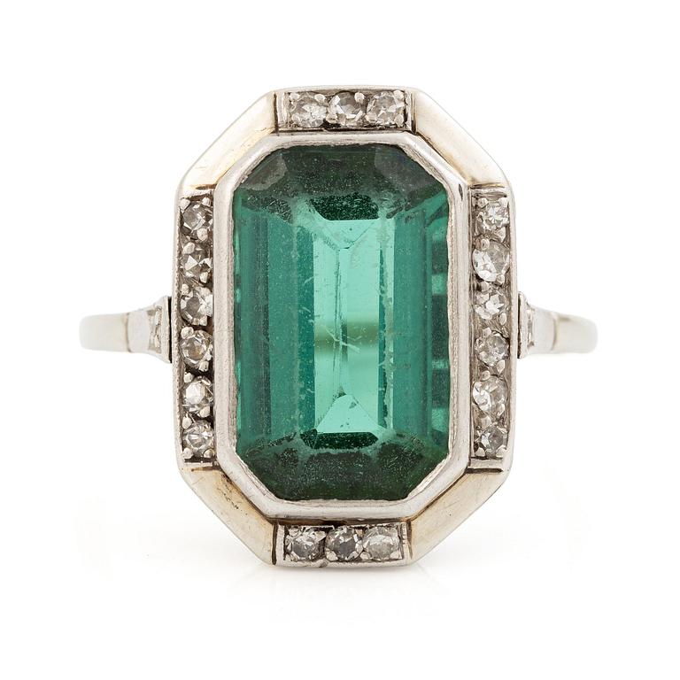 Ring 14K vitguld med grön turmalin och åttkantslipade diamanter.