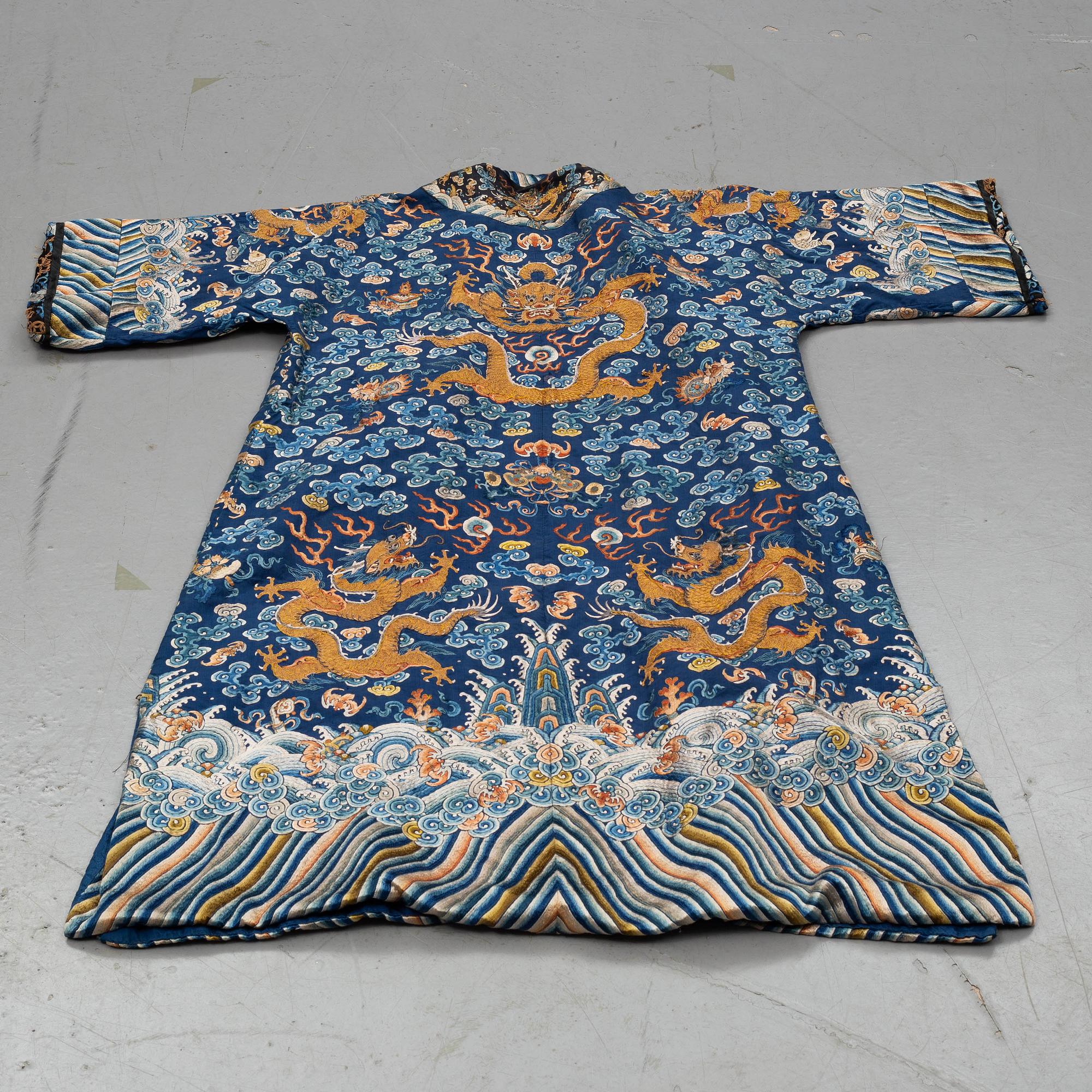 A Chinese robe, embroidered silk. Late Qing dynasty (1644–1911).
