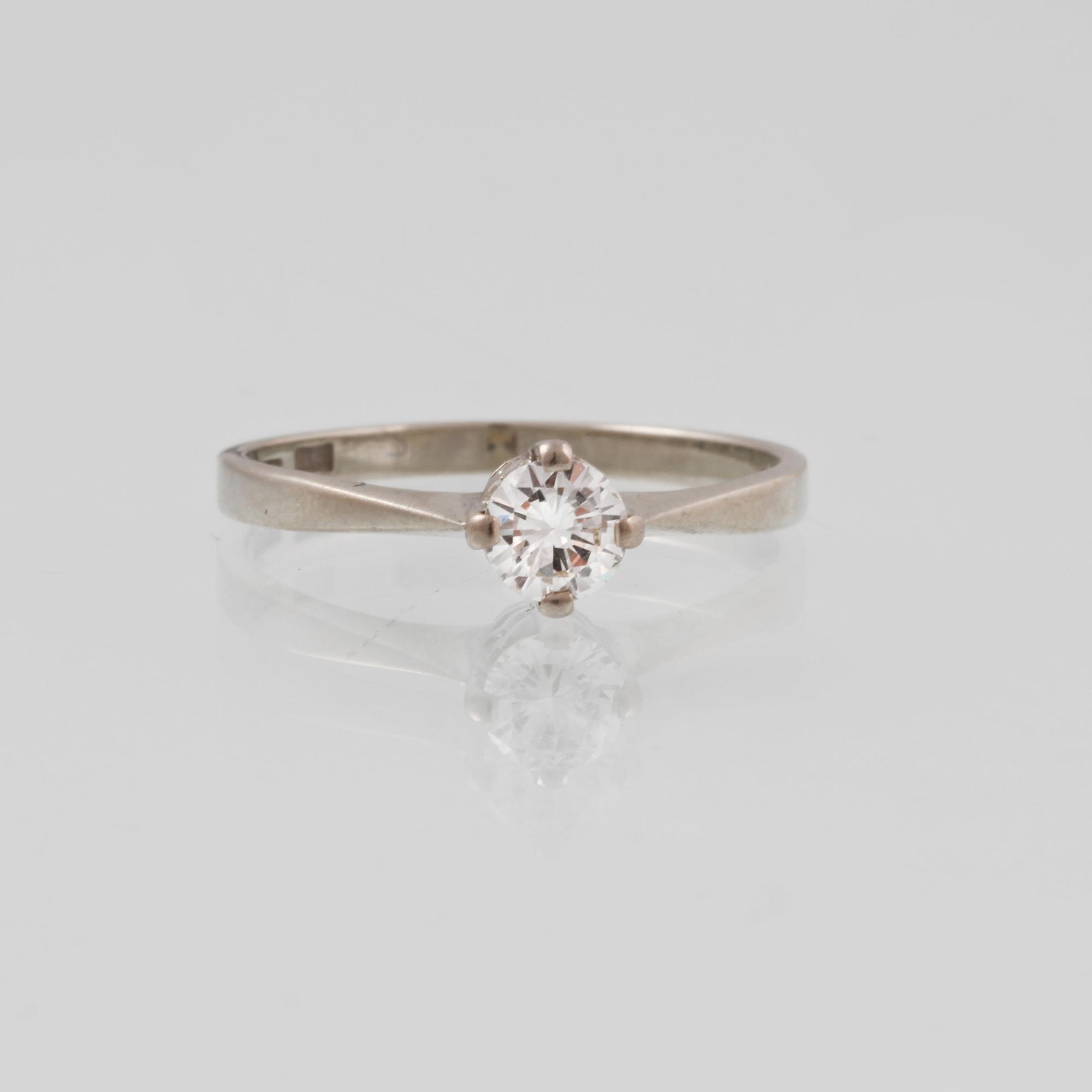 RING, 18K vitguld med briljantslipad diamant 0.34 ct, Gustav Dahlgren & Co, Malmö, 1966. Vikt 2,2 gram.