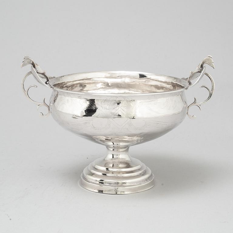 Lars Löfgren, BRÄNNVINSSKÅL, silver,  Hudiksvall (1797-1853) samt Johan Wickman, SKED, silver, Hudiksvall (1750-55).
