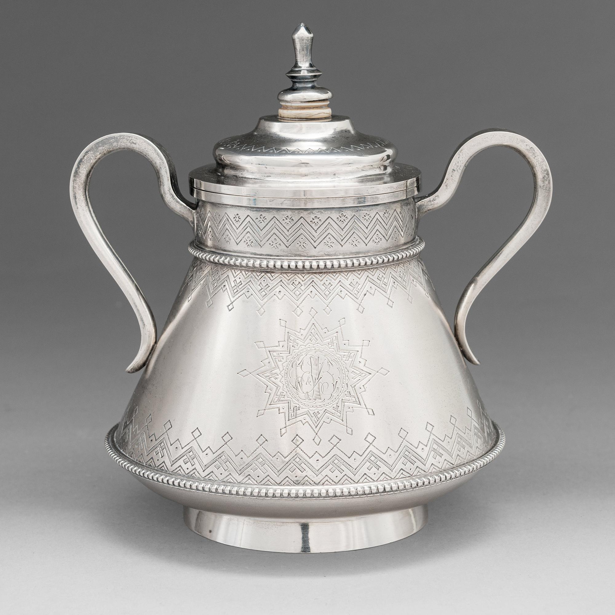 A Russian silver sugar bowl, maker's mark of Stefan Wäkevä, Saint Petersburg 1888.