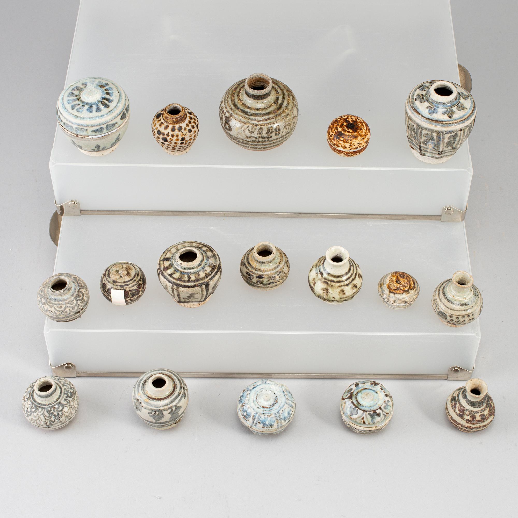 MINIATYRER, 17 stycken, keramik. Sydostasien, 1700/1800-tal.