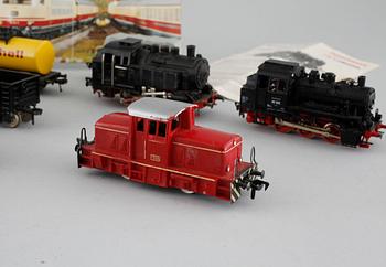 MODELLTÅG, tre lok och fyra vagnar, Fleischmann, Tyskland, omkring 1900-talets mitt.