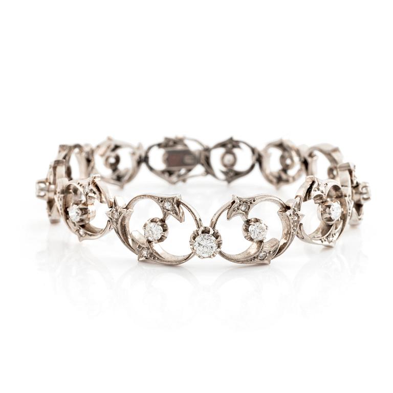 A bracelet set with round brilliant- and eight-cut diamonds.