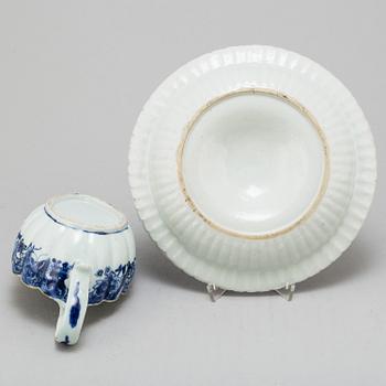 A blue and white dish and sauce boat, Qing dynasty, Qianlong (1736-95).