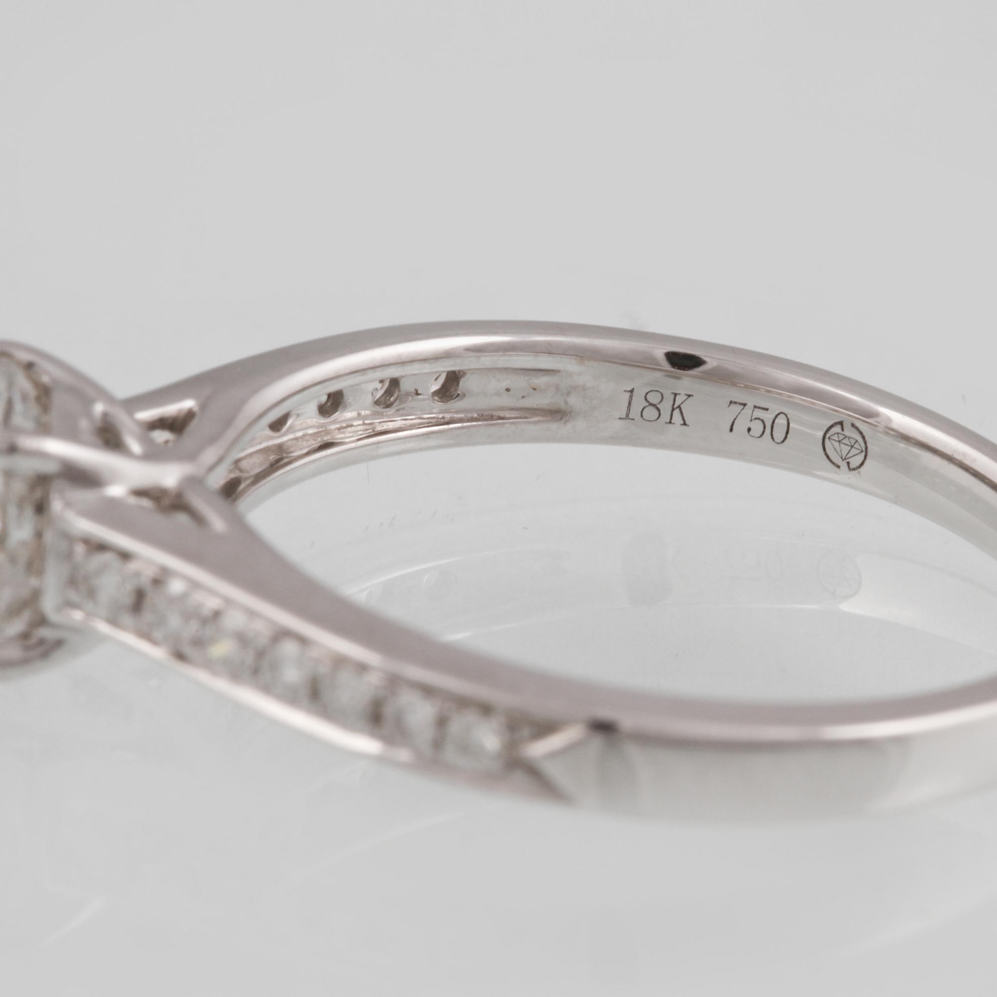 RING, 18K vitguld med briljantslipad diamant ca 0.85 ct samt 14 briljantslipade diamanter 0.15 ct. Vikt 3,1 gram.