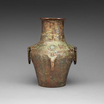 URNA, brons. Troligen Ming dynastin (1368-1644), eller äldre.