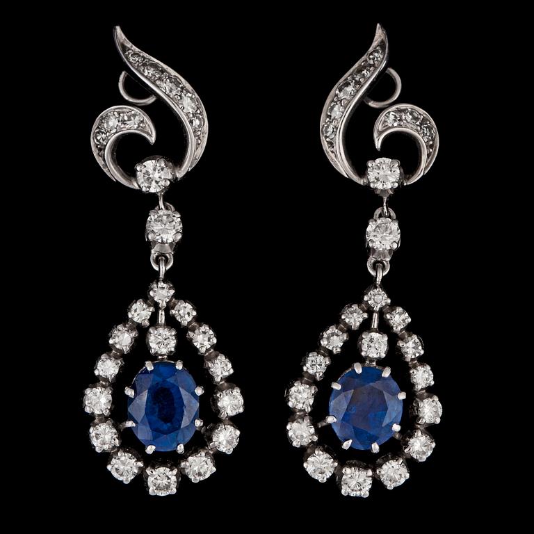 A pair of blue sapphire and brilliant cut diamond earrings, tot. app. 0.80 cts.