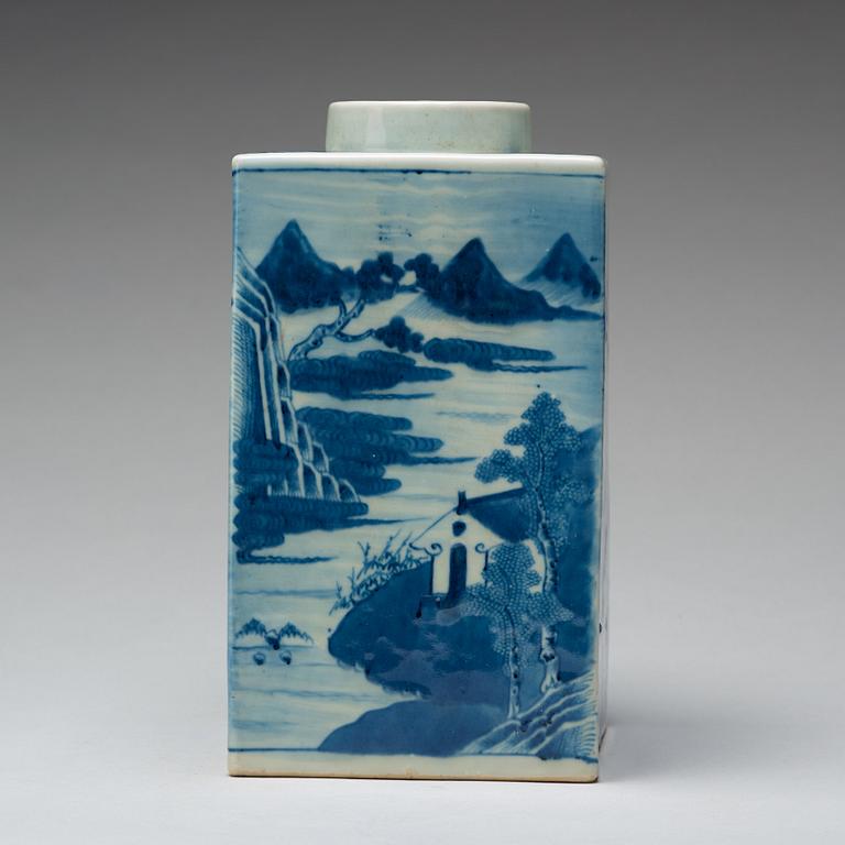 A large blue and white tea jar, Qing dynasty, 19th Century.