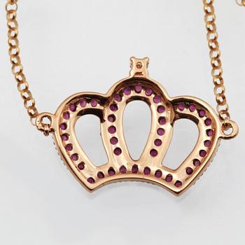 ARMBAND, 18K guld med briljantslipad diamant ca 0.02 ct samt fasettslipade rubiner ca 0.20 ct. Vikt 1,9 gram.
