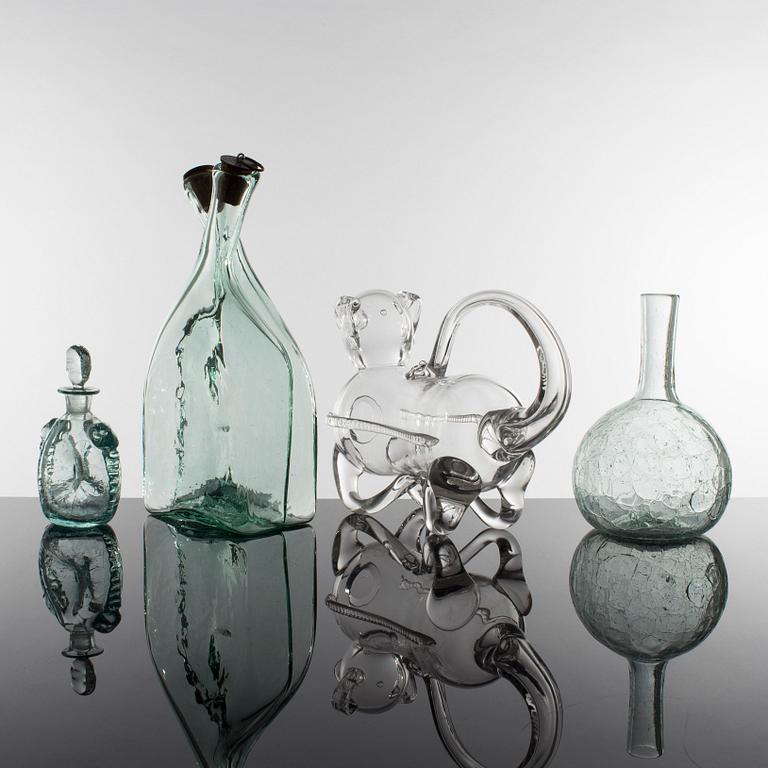 KARAFFER 7 st, sejdlar 2 st, potta och fyllehund, bl a Stockholms glasbruk, Skansen, Ture Berglund.