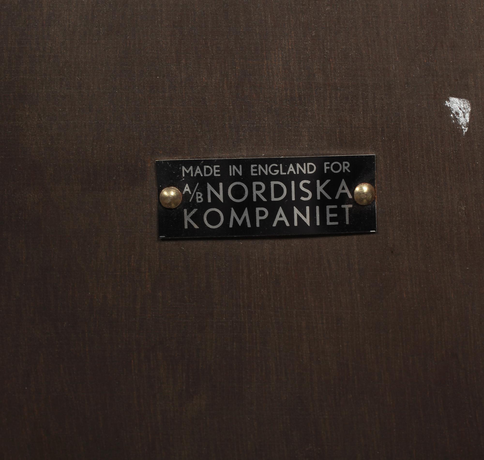 SIDOBORD, England, Nordiska Kompaniet, omkring 1900-talets mitt.
