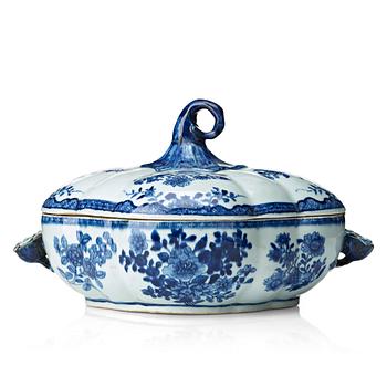 796. A melon shaped blue and white tureen with cover, Qing dynasty, Qianlong (1736-95).