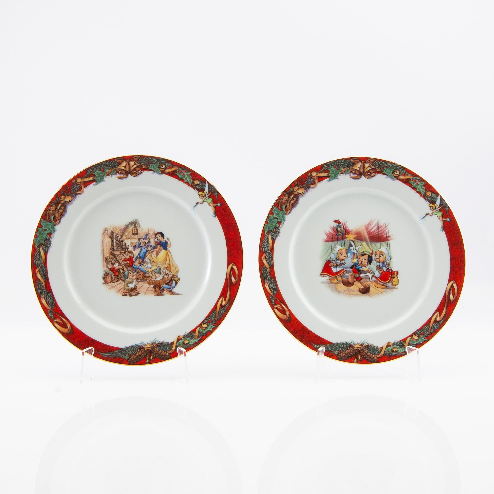 Stefan Lindahl service 46 pcs "Disney" for Fyrklövern late 20th century porcelain.