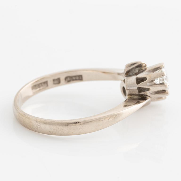 Ring, sibling ring, 18K white gold with two brilliant-cut diamonds.