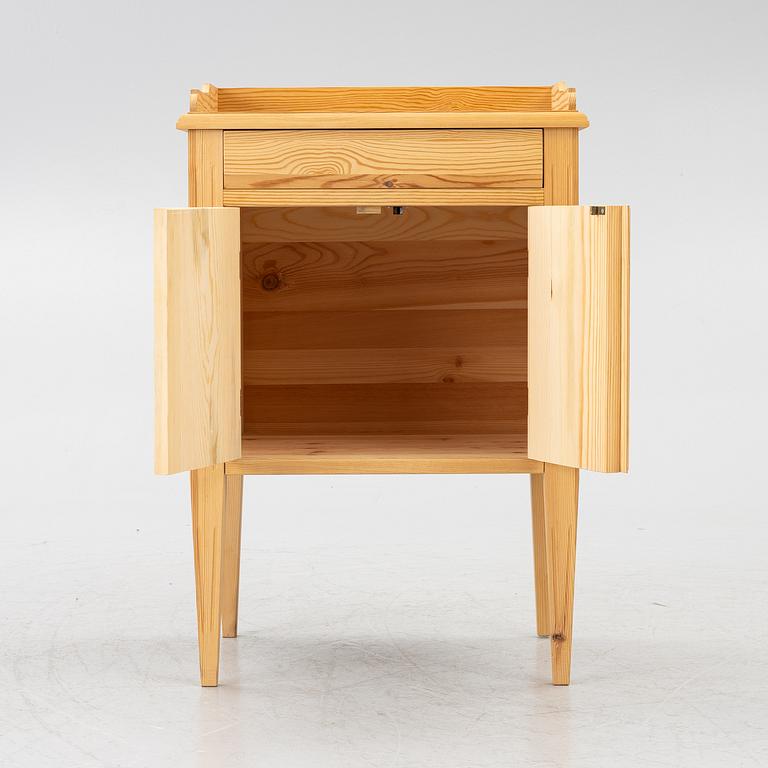 Bedside table/commode, Gustavian style, contemporary manufacture.