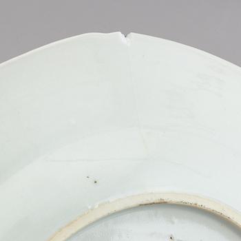 Tallrikar, åtta stycken (6+1+1), kompaniporslin. Qingdynastin, Jiaqing (1796-1820).