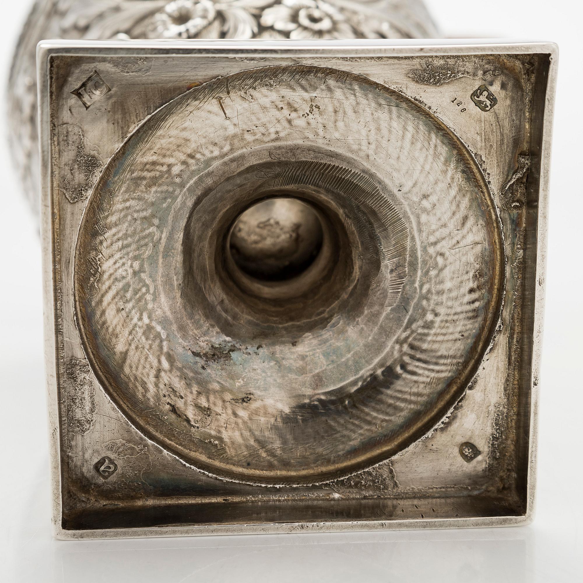 A sterling silver ewer, London 1776, maker's mark IC.