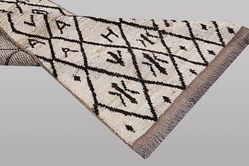 A runner carpet, Morocco, ca 286 x 86 cm.