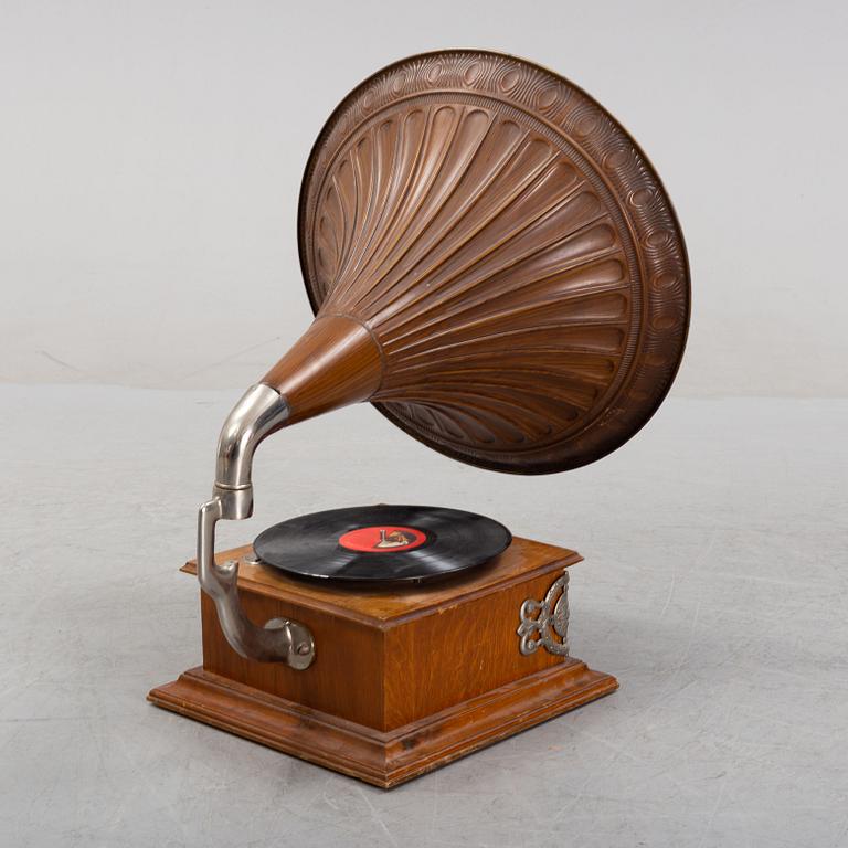 Trattgrammofon, omkring år 1900.