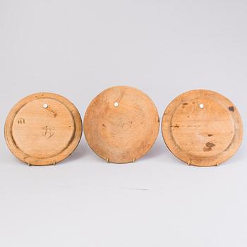 THREE WOODEN PLATES AND TWO WOODEN DISTAFFS 19th century.