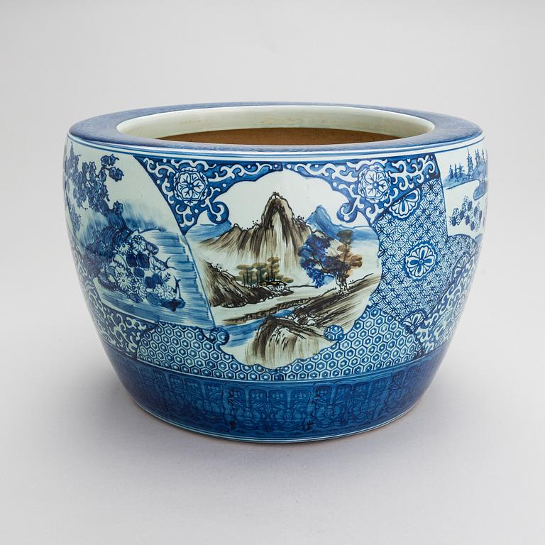 A Chinese pot from early 20th century.