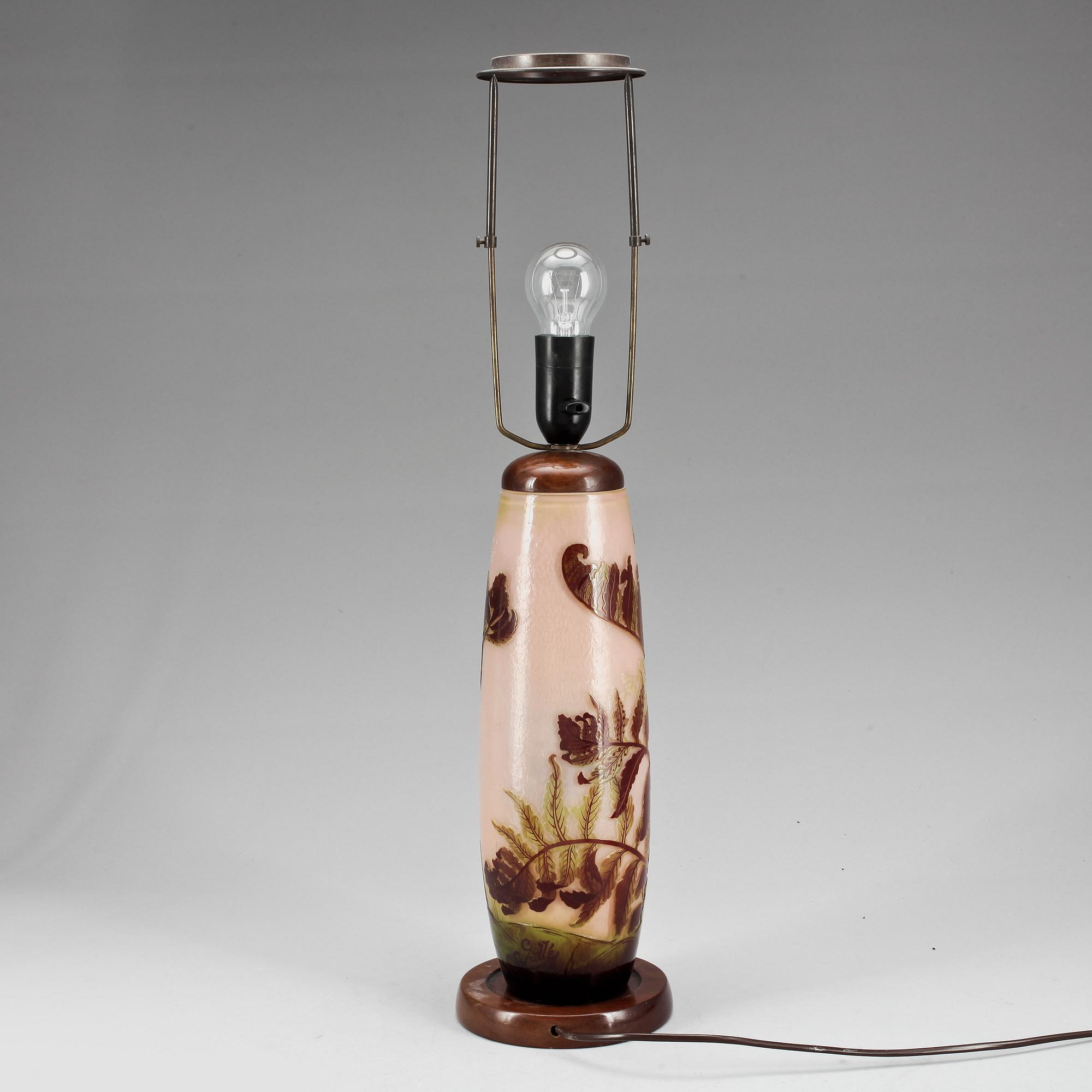 BORDSLAMPA, glas, Gallé Nancy, jugend, 1900-talets början. Signerad Gallé med stjärna.