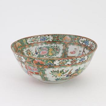 A Chinese porcelain bowl, Canton, second 19th/20th Century.