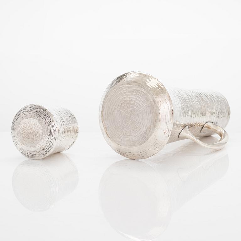 Tapio Wirkkala, tillbringare och bägare, silver resp. sterlingsilver, Kultakeskus, Tavastehus, 1981 och 1970.