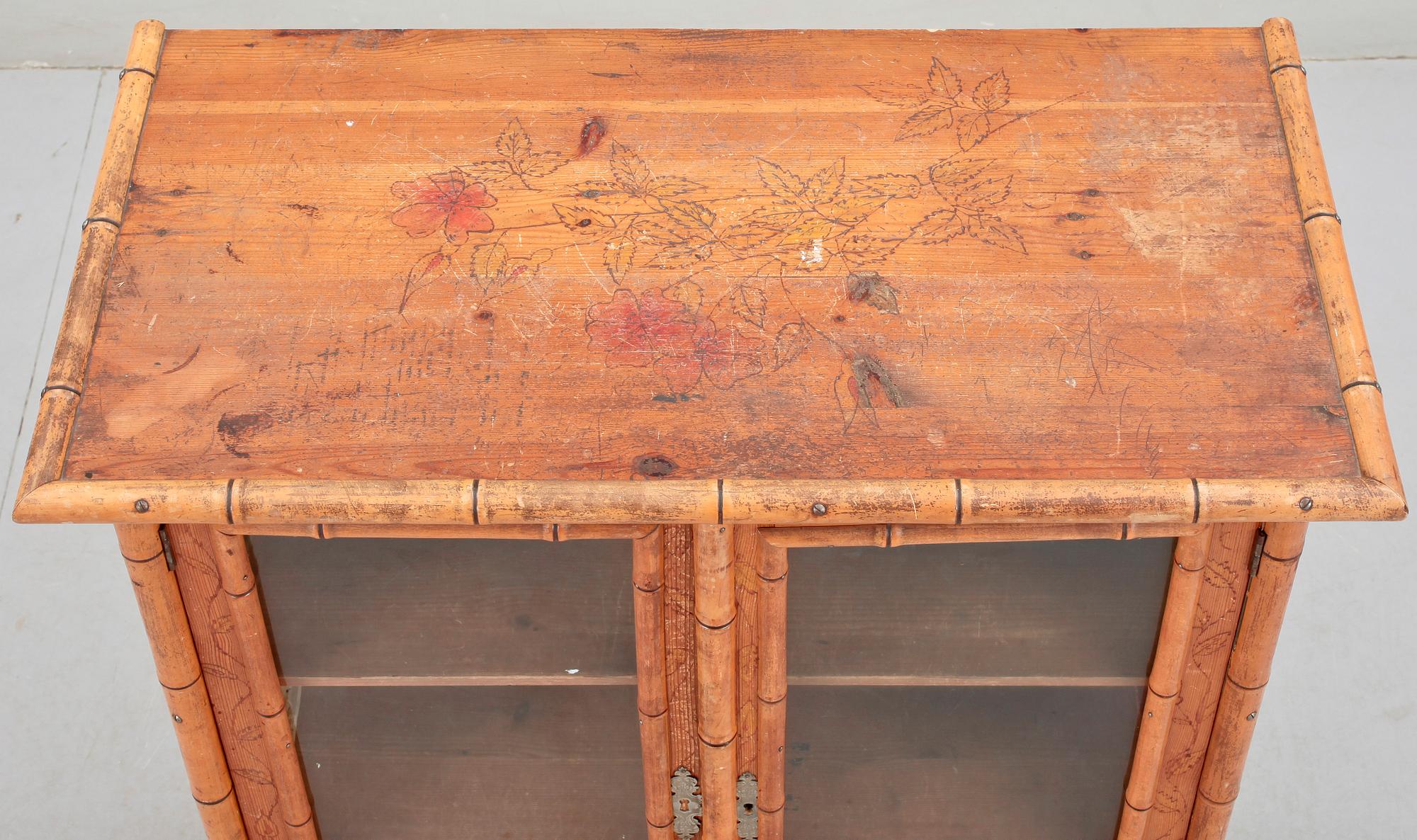 DOCKSKÅP med PARTI INREDNING, omkring 1900.