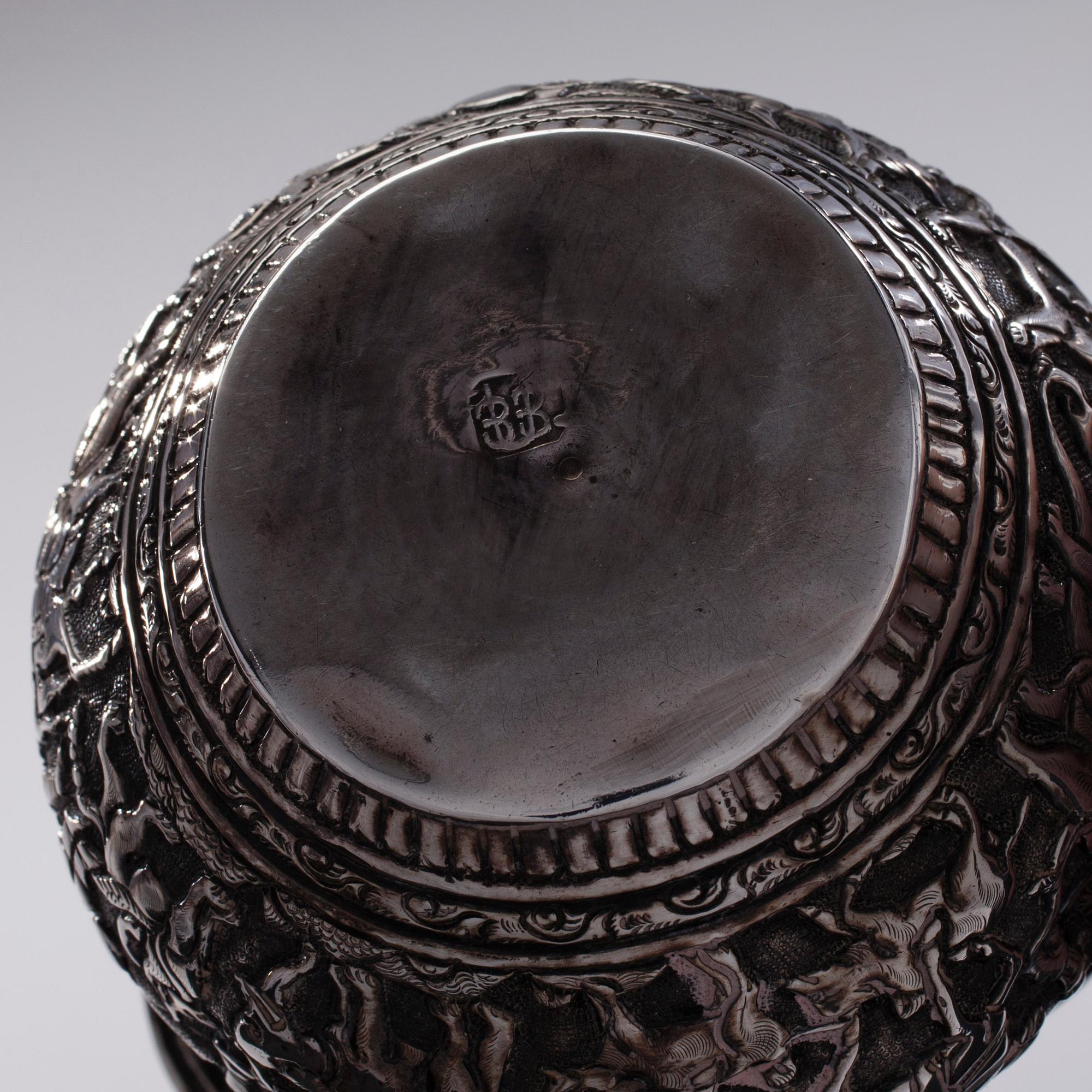 SOCKERSKÅL OCH MJÖLKKANNA, silver, Mellanöstern, 1900-talets senare hälft. Totalvikt 477 g.