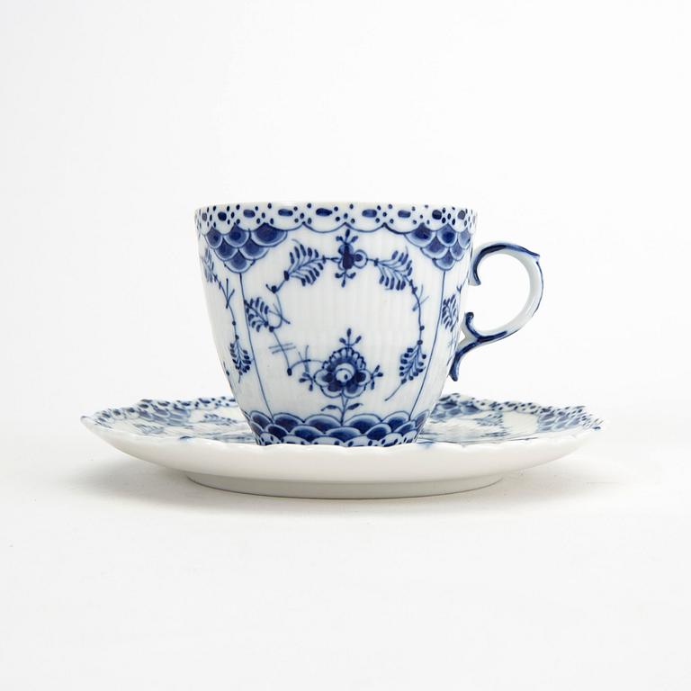A Musselmalet 25 pcs porcelain service Royal Copenhagen Denmark 1870-1984.