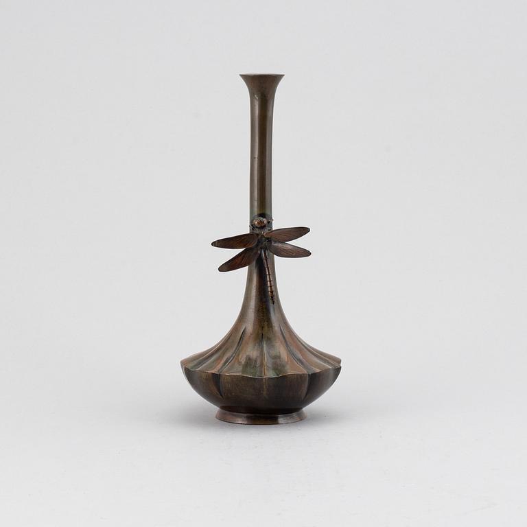 A Japanse bronze vase, circa 1900. Signed.