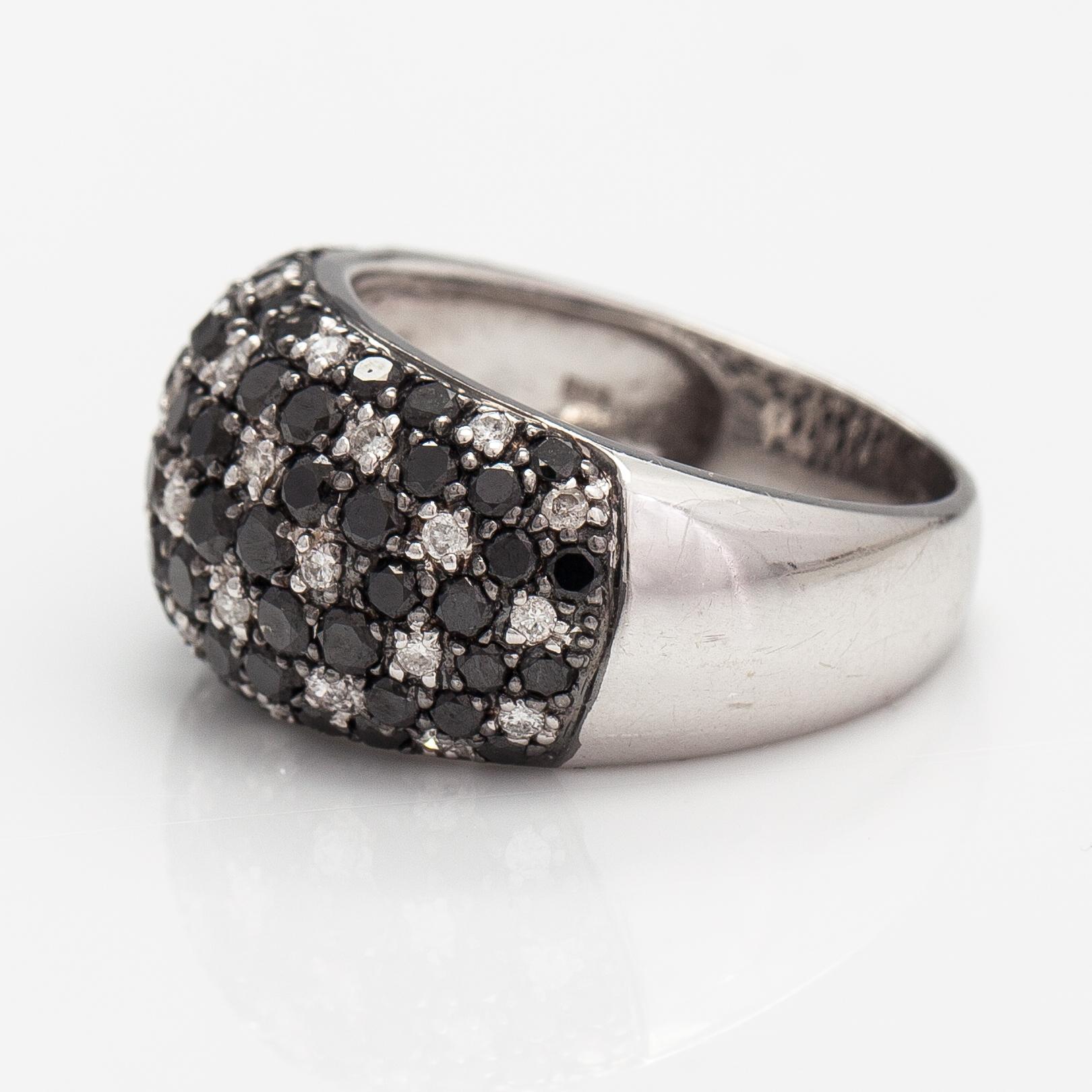 Ring, 14K vitguld, svarta och färglösa diamanter ca 2.20 ct tot. Moskva efter 1994.