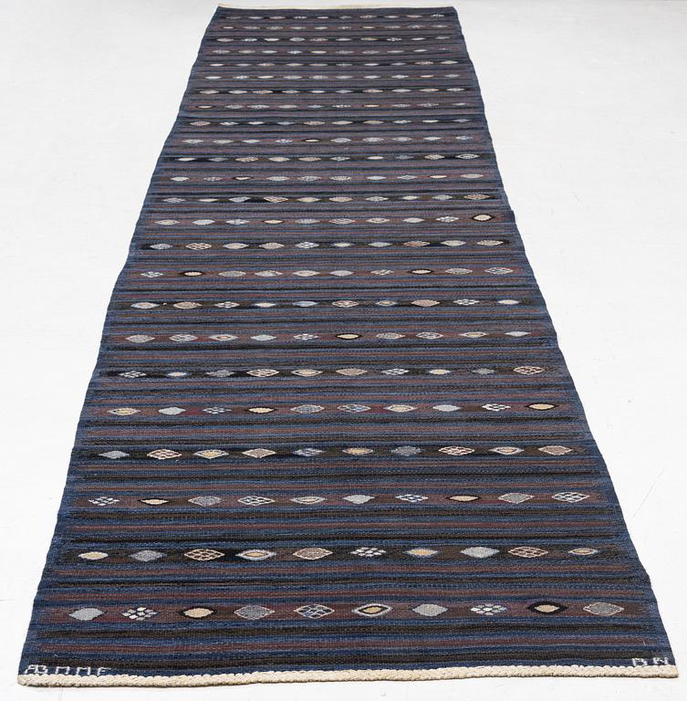 a carpet, 'Blåbär mörk', tapestry weave, ca 535 x 120 cm, signerad AB MMF BN.