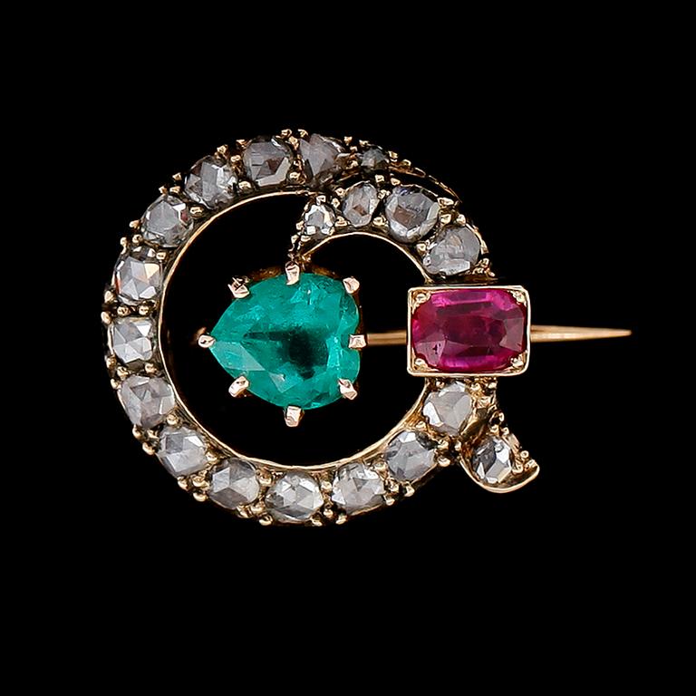 BROSCH, 14 k guld, rubin, smaragd och rosenslipade diamanter. Vikt ca 6,6 g.