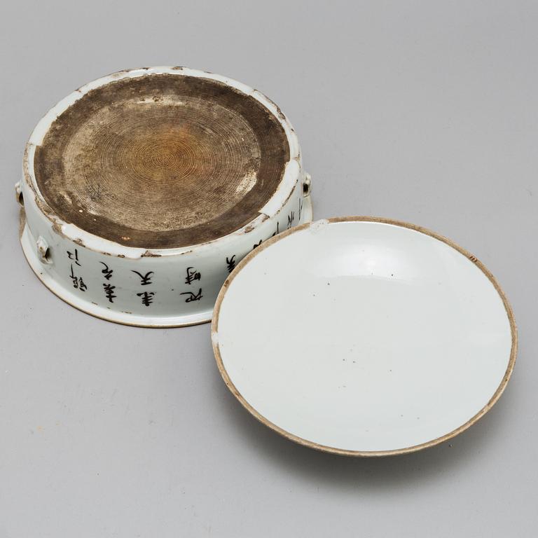 Two plates and a tureen, porcelain, China, Qing dynasty, later part of the 19th century.