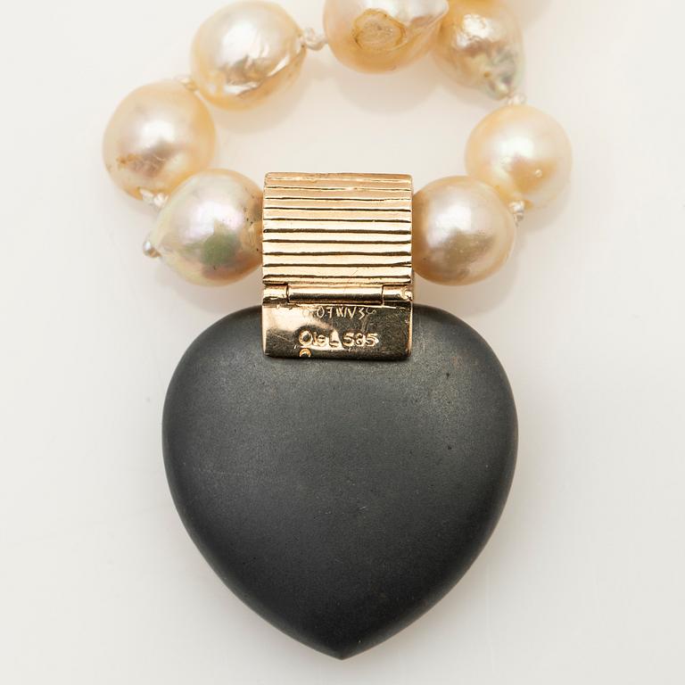 Ole Lynggaard, hänge, 14K guld med sten och diamant samt pärlcollier.