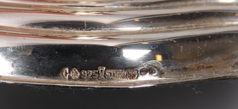 LJUSSTAKAR, ett par, sterlingsilver, rokokostil, Tyskland, 1900-talets mitt, svenska importstämplar.