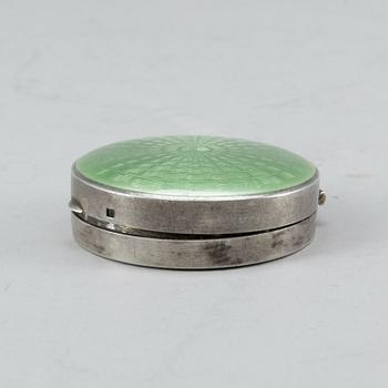 DOSA, silver och emalj, möjligen Sazikov, St Petersburg, Ryssland. Vikt ca 49 gram.
