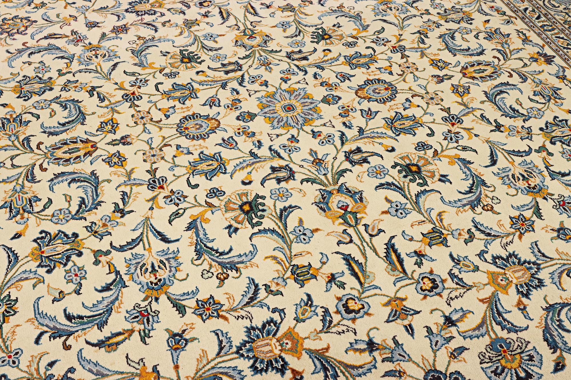 Matta, Keshan, ca. 398 x 287 cm.