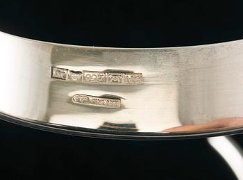 Pekka Piekäinen, HALSSMYCKE OCH ARMRING, silver, Auran Kultaseppä Åbo 1975. Vikt 120,5 g.