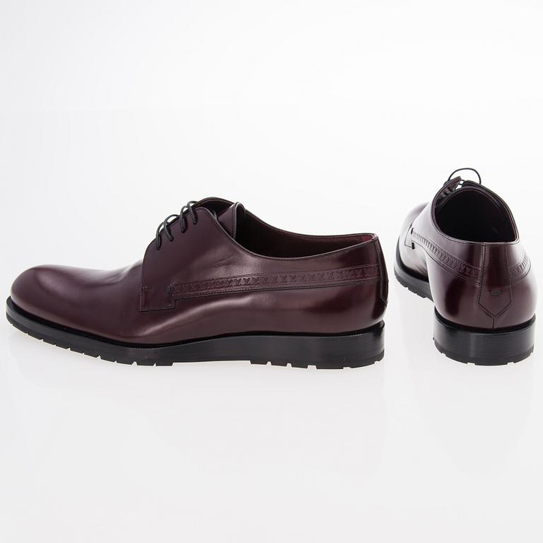 A Pair of Mens Lace Shoes, size 9.