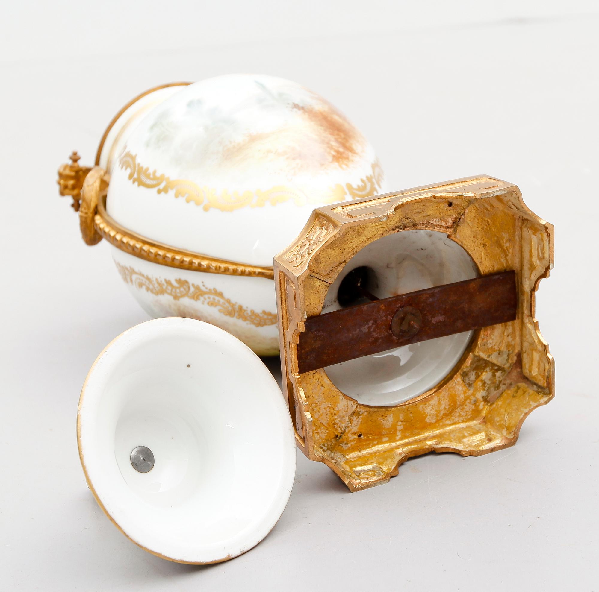 LOCKURNA, porslin och förgylld mässing, sannolikt Frankrike, 1900-talets första hälft.