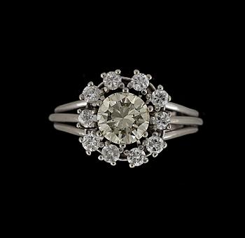 RING, guld 18 k, briljantslipad diamant ca 1,50 ct, samt 10 mindre briljanter, 0,6 ct. Vikt ca 6 g.