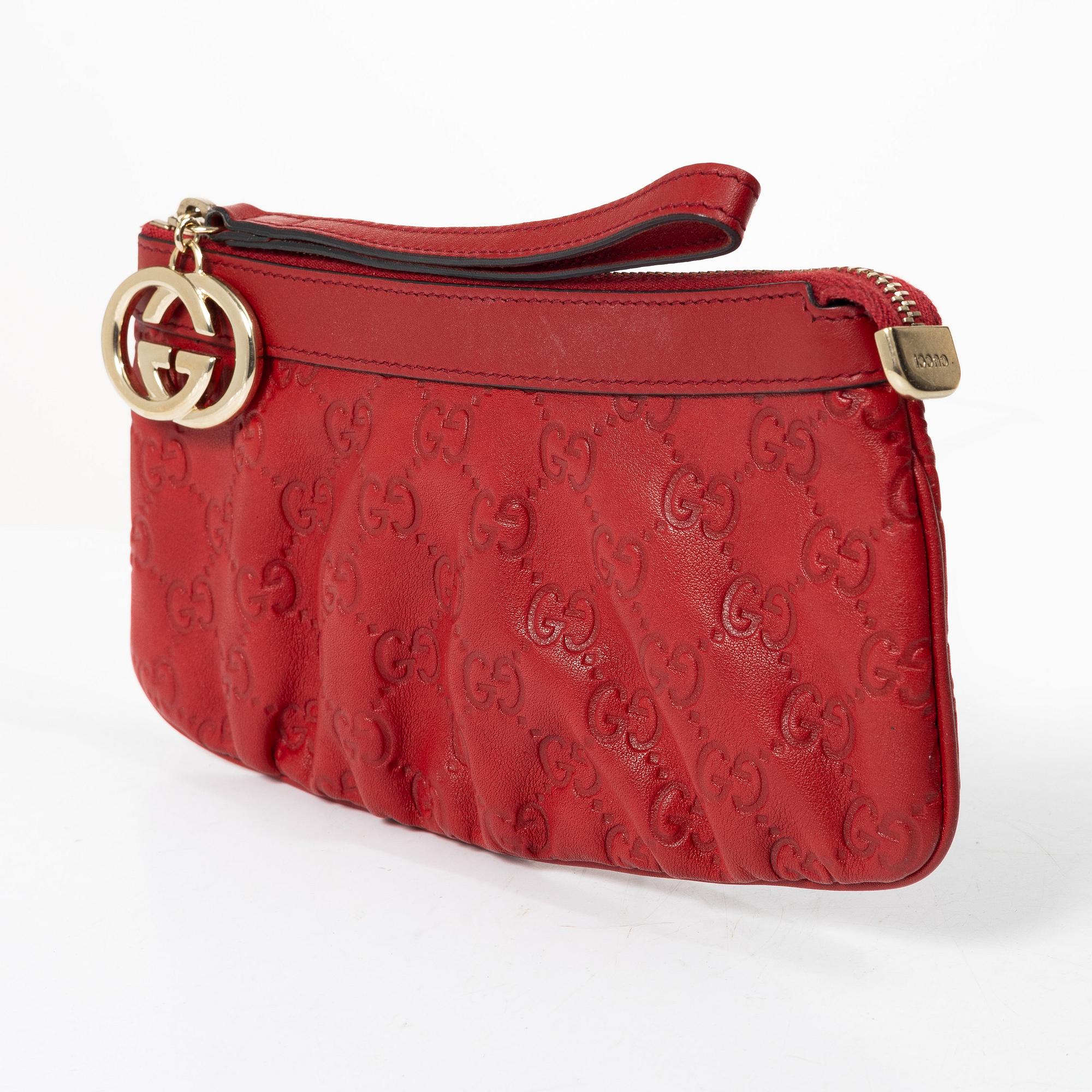 Gucci, The translation of "clutch" to English is "clutch.".