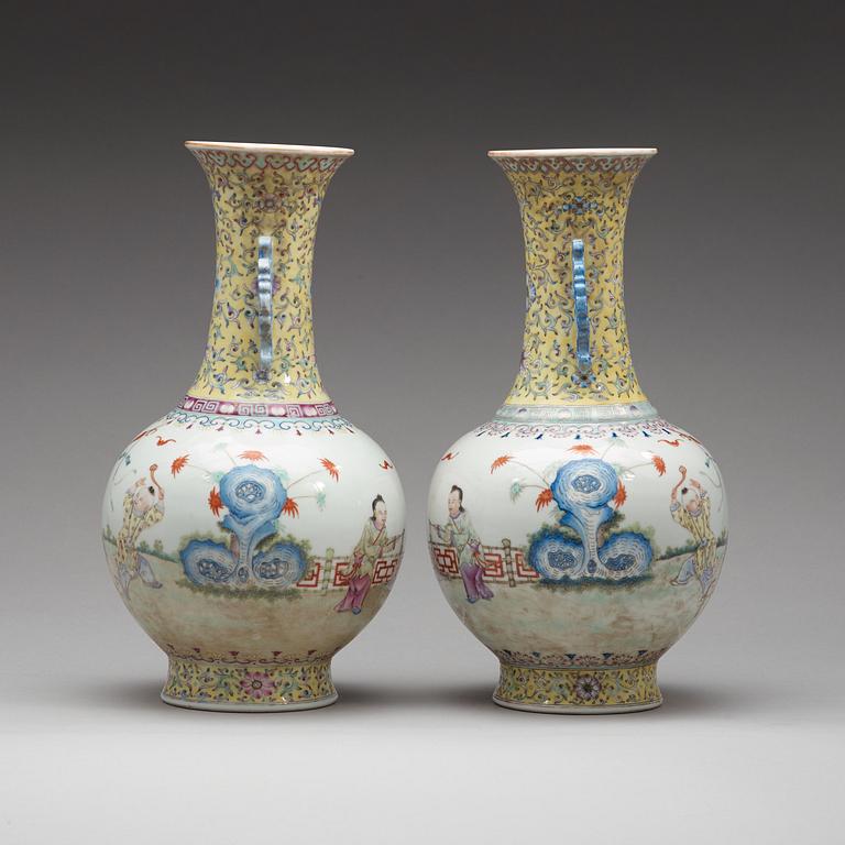 Two chinese vases, 20th Century.